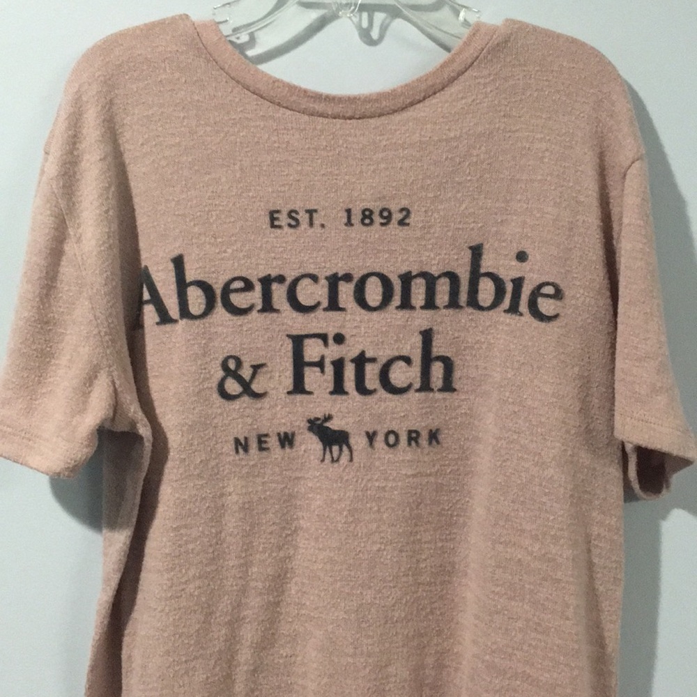 cute A&F tee!